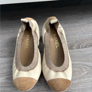 CHANEL Cream and Brown Scrunch Block Heel Pumps